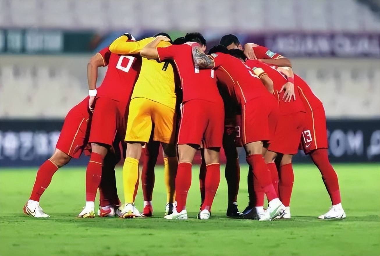 喜讯！国足主力中锋注册报名踢西甲的照片曝光，球迷都直言没想到